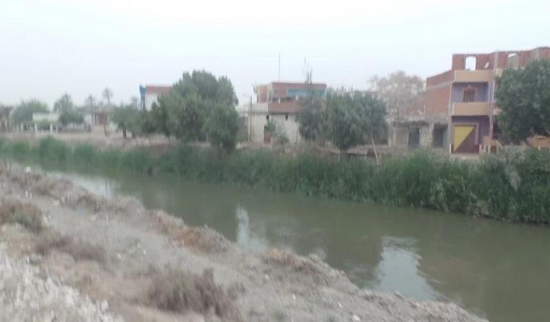 أهالي قرية أبو شميس بالشرقية يناشدون المحافظ تغطية خليج وسط المنازل.. فيديو