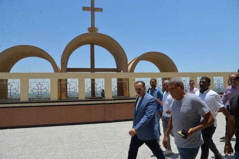 محافظ أسيوط يتفقد تطوير طريق مسار رحلة العائلة المقدسة ودير درنكة